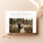 Tarjeta Festiva Modernos recién casados 2 Navidades de fotografía<br><div class="desc">Celebra la alegría de tu primera temporada de vacaciones junto con esta carta de Navidades de fotos recién casados, simple y elegante. Con un diseño rústico y moderno, esta carta muestra su amor en un entorno natural y festivo. El fondo blanco vintage y el cálido guión marrón añaden un toque...</div>