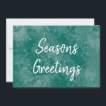 Tarjeta Festiva Molestos saludos de Green Chalkboard<br><div class="desc">Este es un fondo casero que hice que parece un pizarrón verde angustiado con un saludo en una tipografía de aspecto blanco que dice Saludos de temporada en la parte delantera y un marcador de posición para tu nombre u otro texto en la parte posterior. Un estilo minimalista elegante y...</div>