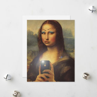Tarjeta Festiva Mona Lisa haciendo una cara divertida con maquilla