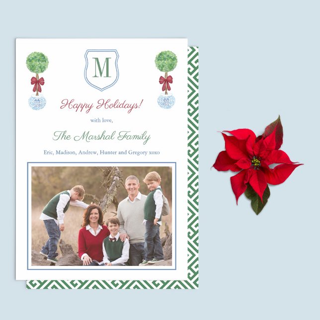 Tarjeta Festiva Monograma de la familia roja y verde Felices vacac (Red & Green Boxwood Topiary Monogram family picture holidays card with green white greek key reverse)