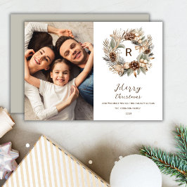 Tarjeta Festiva Monograma Pinecone Navidades de invierno Wreath Fo