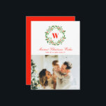 Tarjeta Festiva Monograma vintage de la flor de la guirnalda navid<br><div class="desc">Una elegante corona de hueso y mistletoe acentúa el nombre de la familia un monograma de una carta en esta única tarjeta de Navidades fotográficos paisaje en tonos clásicos de rojo y verde. Agregue un mensaje personalizado más largo al respaldo de la tarjeta para obtener opciones de personalización más amplias...</div>