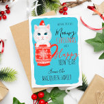 Tarjeta Festiva Mug Meowy, un gato kitty, Navidades felices de Año<br><div class="desc">Esta tarjeta de saludo de vacaciones para Navidades dulces y lindos es perfecta para cualquier familia festiva y divertida. Cuenta con un ilustracion hecho a mano de un gatito blanco, rosa y azul dentro de una taza de copos de nieve roja y blanca con un adorable gorra de Santa Claus...</div>