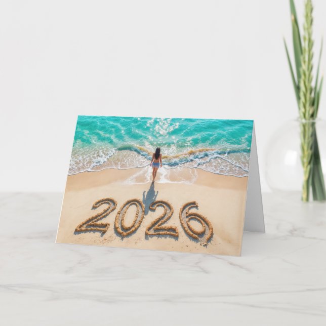 Tarjeta Festiva Mujer caminando en una playa de 2026 (Anverso)