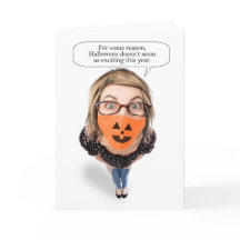 Mujer feliz de Halloween con mascarilla Covid