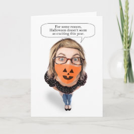 Tarjeta Festiva Mujer feliz de Halloween con mascarilla Covid