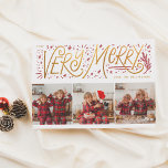 Tarjeta Festiva Muy morado | Letras de mano de oro 3 Navidades de<br><div class="desc">Un diseño caprichoso, de dibujos hechos a mano, con "Muy merry" en letras en imitación de oro, decorado con lindas estrellas y chispas. Se resalta el "merry", y al final hay una rústica masa de pino curvada. En la esquina superior izquierda, el año está impreso en una tipografía simple. En...</div>