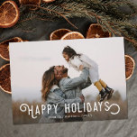 Tarjeta Festiva Naranjas de tipografía de época feliz foto de vaca<br><div class="desc">Esta hermosa tarjeta fotográfica de vacaciones presenta una tipografía de estilo vintage que dice "Felices Fiestas". La parte trasera de la tarjeta contiene un diseño vintage de naranjas y flores de invierno. Una superposición de una foto de gradiente oscuro en la parte delantera de la tarjeta permite que el texto...</div>