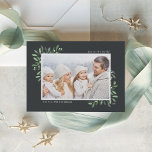 Tarjeta Festiva Naturalmente alegre | Elegante acuarela Foto<br><div class="desc">Esta sencilla y elegante tarjeta de vacaciones inspirada en la naturaleza muestra su foto horizontal o paisajista favorita adornada en las esquinas con estribos de un elegante follaje de color verde del bosque. Personaliza con tu saludo personalizado (mostrado con "Alegría al mundo"), el año, y tu apellido con letras modernas....</div>