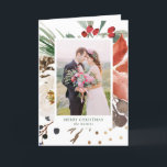 Tarjeta Festiva Navidades acuarelas Flores con tu foto<br><div class="desc">Esta elegante tarjeta de Navidades de moda incluye flores de color rojo y blanco con hojas verdes y falsos acentos dorados,  y tu foto personal favorita. Agrega tu mensaje personal al interior.</div>