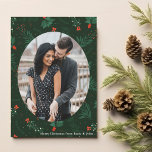Tarjeta Festiva Navidades Aman Pareja Foto Verde Hoja Mistletoe<br><div class="desc">Los navidades besan y los deseos de vacaciones abundan con esta célebre y romántica carta de patrón de mistletoe. Llena el óvalo clásico con tu foto favorita de pareja y añade tu mensaje de Navidad personalizado en blanco sobre el fondo verde botánico.</div>