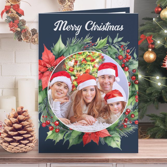 Tarjeta Festiva Navidades azules de la Marina Rustic Wreath (A Christmas card in navy blue with custom photo, 'Merry Christmas' greeting, foliage and red berries)
