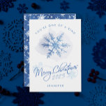 Tarjeta Festiva Navidades azules simples y modernos color de nieve<br><div class="desc">Envíe sus cálidos deseos de vacaciones con esta moderna tarjeta de Navidades artísticos, Eres de la clase. Con un diseño sencillo pero artístico, la tarjeta muestra un delicado copo de nieve con acuarela azul pastel sobre un fondo blanco resplandeciente. El elegante guión azul dice elegantemente "Feliz Navidad", combinado con tipografía...</div>