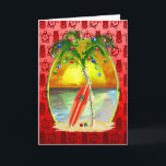 Tarjeta Festiva Navidades Beach Sunset<br><div class="desc">Felices vacaciones desde las cálidas playas de arena de su playa favorita de la isla tropical. Una tabla de surf se inclina contra una palmera decorada con luces de Navidad y adornos de vacaciones, y una puesta de sol en la playa se combina para proporcionar la tarjeta perfecta de Navidades...</div>