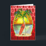 Tarjeta Festiva Navidades Beach Sunset<br><div class="desc">Felices vacaciones desde las cálidas playas de arena de su playa favorita de la isla tropical. Una tabla de surf se inclina contra una palmera decorada con luces de Navidad y adornos de vacaciones, y una puesta de sol en la playa se combina para proporcionar la tarjeta perfecta de Navidades...</div>