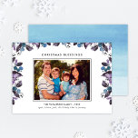 Tarjeta Festiva Navidades bendicen elegante foto de invierno en Be<br><div class="desc">Elegante tarjeta de saludo de fotos familiares "Navidades Bendiciones" presenta un diseño de acuarela de vacaciones en tonos azules y violetas de bayas de invierno enmarcando una foto horizontal y un texto personalizado moderno que puede ser totalmente personalizado. Un relajante patrón azul de color oscuro se viste con la parte...</div>