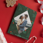 Tarjeta Festiva Navidades besan a Mistletoe Romántico foto Diamant<br><div class="desc">Los navidades besan y los deseos de vacaciones abundan con esta célebre y romántica carta de patrón de mistletoe. Llena el diamante elegante con tu pareja favorita foto de beso y agrega tu mensaje de Navidad personalizado en blanco sobre el fondo verde botánico. Un hermoso mistletoe cuelga sobre tu fotografía...</div>