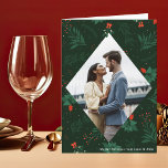 Tarjeta Festiva Navidades besan foto romántica de Mistletoe doblad<br><div class="desc">Los navidades besan y los deseos de vacaciones abundan con esta fiesta y romántica mistletoe doblada tarjeta de vacaciones. Llena el diamante elegante con tu pareja favorita foto de beso y agrega tu mensaje de Navidad personalizado en blanco sobre el fondo verde botánico. Un hermoso mistletoe cuelga sobre tu fotografía...</div>