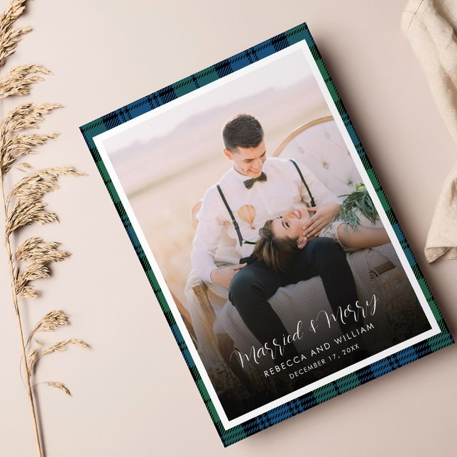 Tarjeta Festiva Navidades Campbell Tartán, el nuevo clan fotográfi (Plaid Married and Merry Christmas Couples Photo Campbell Tartan Card)