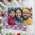 Tarjeta Festiva Navidades caprichosos de fotografía clásica de Poi<br><div class="desc">Esta carta de Navidades,  simple y mínima,  es un giro moderno en los motivos clásicos de las vacaciones de un Santa y la poinsettia roja dibujados a mano sobre un hermoso fondo azul tradicional y que muestra su foto familiar como la estrella de la carta.</div>