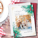 Tarjeta Festiva Navidades con guión asual de Holly Mistletoe Foto<br><div class="desc">Tarjeta de foto navideña con una de tus fotos favoritas. La tarjeta de vacaciones está escrita con escritura informal y tipografía clásica, todo ello editable. La plantilla de fotos está configurada para mostrar la imagen en formato cuadrado. El diseño está decorado con acuarelas de invierno, hojaldre y bayas, mistletoe y...</div>