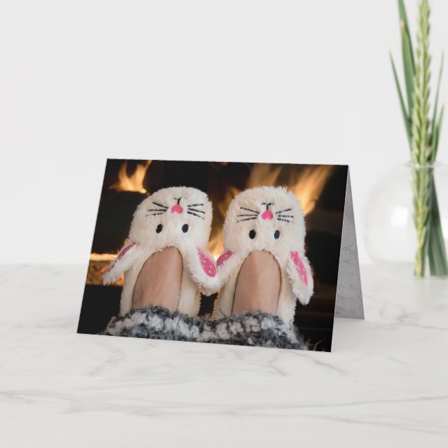 Tarjeta Festiva Navidades con zapatillas de conejo por fuego (Anverso)