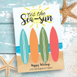 Tarjeta Festiva Navidades costeros de Sea Sun Tropical Beach Surfb<br><div class="desc">La tarjeta de Navidades de inspiración tropical y costera incluye una hilera de tablas de surf en la playa con el océano y el sol al fondo y un saludo "Tis the Sea-Sun". Puede personalizar el nombre y el saludo en la parte inferior de la tarjeta. Material gráfico original KL...</div>