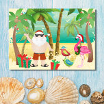 Tarjeta Festiva Navidades Cute Santa y Tropical Birds Beach<br><div class="desc">Esta tarjeta de saludo de vacaciones para Navidades incluye hermosos y coloridos pájaros tropicales con sombreros Santa. Caminan por la playa para encontrarse con Santa bajo una palmera decorada con adornos y luces. Saludo interno - "Te deseo una temporada de vacaciones llena de alegría y risas. ¡Feliz Navidad!" - El...</div>