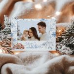 Tarjeta Festiva Navidades de acuarela fotográfica Winter Wonderlan<br><div class="desc">Comparte tu espíritu vacacional con nuestra tarjeta de vacaciones Photo Watercolor Navidades Winter Wonderland! Esta hermosa tarjeta cuenta con una serena escena acuarela de invierno que enmarca perfectamente tu foto favorita, creando un saludo mágico y personal de vacaciones. Imprimido sobre el material de primera calidad, los tonos suaves de las...</div>