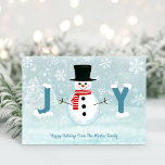 Tarjeta Festiva Navidades de Alegría de Wonderland Winter Frosty S<br><div class="desc">La tarjeta de Navidades temáticos de Winter wonderland incluye a Frosty the Snowman en un paisaje nevado con árboles y copos de nieve,  con una tipografía "JOY" saludando con letras azules (la barriga de Frosty ocupa el lugar de la "O"). Material gráfico original KL Stock.</div>