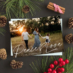 Tarjeta Festiva Navidades de amor al corazón de la paz en escritur<br><div class="desc">Esta dulce tarjeta de fotos de vacaciones incluye una foto horizontal con la imagen de "Peace Love". Este diseño se adapta a una foto horizontal. TODOS los colores son totalmente personalizable, incluyendo el saludo y el corazón - sólo hay que hacer clic en "editar usando herramienta de diseño" en el...</div>