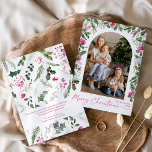 Tarjeta Festiva Navidades de arte botánico rosado en escritura mod<br><div class="desc">Esta colección cuenta con flores color agua rosa brillante,  bayas y vegetación de invierno con tipografía moderna y elegante,  con un patrón botánico de invierno.</div>