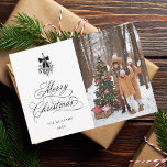 Tarjeta Festiva Navidades de Black Holly Berry Bouquet - Plano fot<br><div class="desc">Esta tarjeta de Navidad fotográfico incluye elegantes y románticas letras de caligrafía rápida con un ramo de berry en invierno y un patrón de árbol de Navidad en la parte trasera. Para una personalización más avanzada de este diseño,  haga clic en el BOTÓN HERRAMIENTA DE DISEÑO AZUL de arriba.</div>