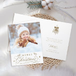 Tarjeta Festiva Navidades de caligrafía romántica de oro foto dobl<br><div class="desc">COLOR DE FONDO, IMAGEN Y TEXTO EDITABLE | Esta tarjeta plegada con fotos de Navidades incluye elegantes y románticas letras de caligrafía rápida, acentuadas con ramas de pinecona. También incluye un ramo de bayeta de invierno y un mensaje de texto de personalizable en el interior. Para una personalización más avanzada...</div>