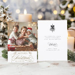 Tarjeta Festiva Navidades de caligrafía romántica de oro foto plan<br><div class="desc">COLOR DE FONDO, IMAGEN Y TEXTO EDITABLE | Esta tarjeta plana fotográfica para Navidades cuenta con una elegante y romántica carta caligráfica, acentuada con ramas de pinecona. También incluye un ramo de bayeta de invierno y un mensaje de texto de personalizable en la parte trasera. Para una personalización más avanzada...</div>