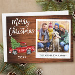 Tarjeta Festiva Navidades de Camión de Guión de Cepillo fotográfic<br><div class="desc">Guión de pincel moderno,  Camión Rojo Vintage de color de agua con árbol de navidad,  foto de estilo de cámara instantáneo Tarjeta navideña - Madera rústica</div>