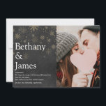 Tarjeta Festiva Navidades de Chalkboard de definición de parejas F<br><div class="desc">Comparte tu definición de lo que significa para ti la temporada navideña de los Navidades con estas elegantes tarjetas navideñas. Con su foto especial,  nombres y mensajes de vacaciones en una tipografía moderna,  y elegantes copos de nieve dorados en un fondo de pizarra. Diseñado por Thisisnotme©</div>