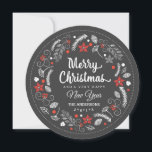 TARJETA FESTIVA NAVIDADES DE CHALKBOARD FOTO DE FLORAL DE VACACION<br><div class="desc">FELIZ NAVIDAD: Flores botánicas de arte de tiza brillantes y alegres con poinsettia, hueso, bayas y follaje en rojo y blanco sobre fondo de pizarra. Personalice esta foto de vacaciones saludando a la tarjeta plana con el nombre de su familia y añada su foto familiar favorita. Una forma contemporánea, clásica,...</div>
