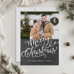 Tarjeta Festiva Navidades de Chalkboard Foto superpuesta<br><div class="desc">Tarjeta fotográfica navideña diseñada por personalizados que presenta el diseño con letras a mano "Feliz Navidad" en el fondo de la pizarra.</div>