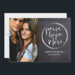 Tarjeta Festiva Navidades de Chalkboard PEACE HOPE LOVE Personaliz<br><div class="desc">Nombre del producto: "Chalkboard Charm: Peace Hope Love Personalized Holiday Card" Descripción del producto: Comparte la calidez de la temporada navideña con el "Chalkboard Charm: Peace Hope Love Personalized Holiday Card" (Carácter de Chalkboard: Paz Esperanza Amor, Tarjeta de vacaciones personalizada). Esta tarjeta es una combinación perfecta de diseño moderno y...</div>
