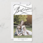 Tarjeta Festiva Navidades de creencia romántica foto boletín famil<br><div class="desc">Esta romántica creencia Navidades foto boletín de vacaciones de la familia es el saludo perfecto y sencillo de las vacaciones. El moderno diseño clásico presenta vistosos remolinos y florituras con una preciosa y elegante tipografía con letras a mano. Personalice la parte delantera de la tarjeta con una foto, su apellido...</div>