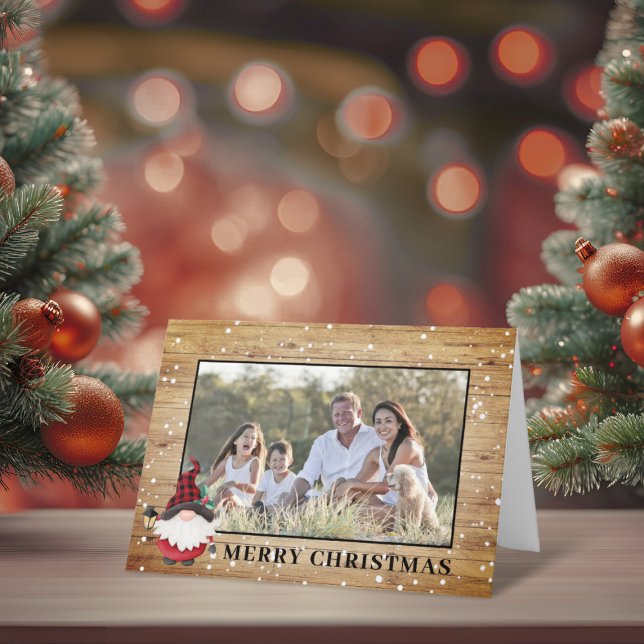 Tarjeta Festiva Navidades de Cute Rustic Lumberjack Gnome (Cute Rustic Lumberjack Gnome Christmas Photo Holiday Card)