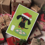 Tarjeta Festiva Navidades de Dachshund Santa con leche y galletas<br><div class="desc">Divertido ilustracion de arte de un Dachshund negro y moreno vestido con un sombrero de Santa y sentado frente a un vaso de leche y un plato de galletas espumosas. El texto interno se puede personalizar con su propio saludo personalizado. Una tarjeta de vacaciones perfecta para servicios de mascota al...</div>