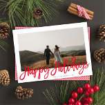 Tarjeta Festiva Navidades de escritura roja festiva moderna Una fo<br><div class="desc">Esta moderna y elegante tarjeta fotográfica navideña presenta una única foto horizontal sobre un fondo blanco clásico, y un saludo en rojo que dice "Felices Fiestas". Este diseño se adapta a una sola foto horizontal en la parte delantera. La parte posterior de la tarjeta es un patrón de rayas rojas...</div>