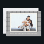 Tarjeta Festiva Navidades de foto de Personalizado de plástico de<br><div class="desc">Este diseño intemporal presenta un suave borde de manchas grises alrededor de una foto centrada, con "Felices Fiestas" y un nombre de familia de personalizables debajo de un simple texto blanco. La paleta neutra y el diseño limpio lo convierten en una opción versátil para estilos vacacionales modernos, tradicionales o minimalistas....</div>
