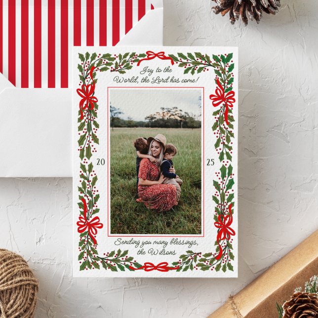 Tarjeta Festiva Navidades de foto única de Red Bows y Holly Garlan (festive holly garland and red bows surround a family portrait photo on this modern Christmas card)