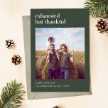 Tarjeta Festiva Navidades de fotografía agotados pero agradecidos<br><div class="desc">Esta célebre tarjeta de Navidades de fotos graciosos "Exhaustos pero agradecidos" captura perfectamente los altos y bajos de la temporada navideña, mezclando un toque de humor con el sentimiento familiar más sentido. Con su diseño simple y moderno y su frase lúdica, es una gran manera de personalizar sus saludos este...</div>