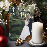 Tarjeta Festiva Navidades de fotografía casados y con una boda ele<br><div class="desc">Magnífica caligrafía blanca leyendo Casado y Merry sobre tu fotografía boda completa para una hermosa tarjeta de vacaciones recién casada. Esta tarjeta de Navidades de pareja recién casada presenta un gran guión cursivo en la parte superior. Añade una segunda foto en la parte posterior y tu texto personalizado.</div>