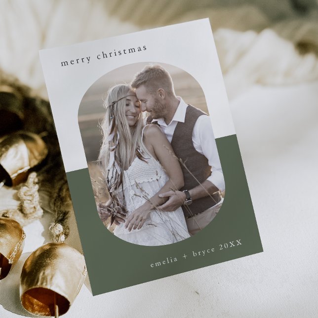 Tarjeta Festiva NAVIDADES de fotografía de familia creativa de Ova (EMELIA Green Oval Creative Family Photo Christmas Holiday Card)