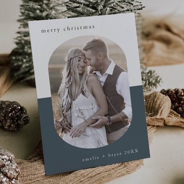 Tarjeta Festiva NAVIDADES de fotografía de familia creativa de Ova (EMELIA Blue Oval Creative Family Photo Christmas Holiday Card)